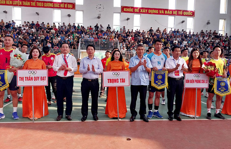 Lãnh đạo huyện Minh Hóa trao cờ lưu niệm cho các đội tham gia.