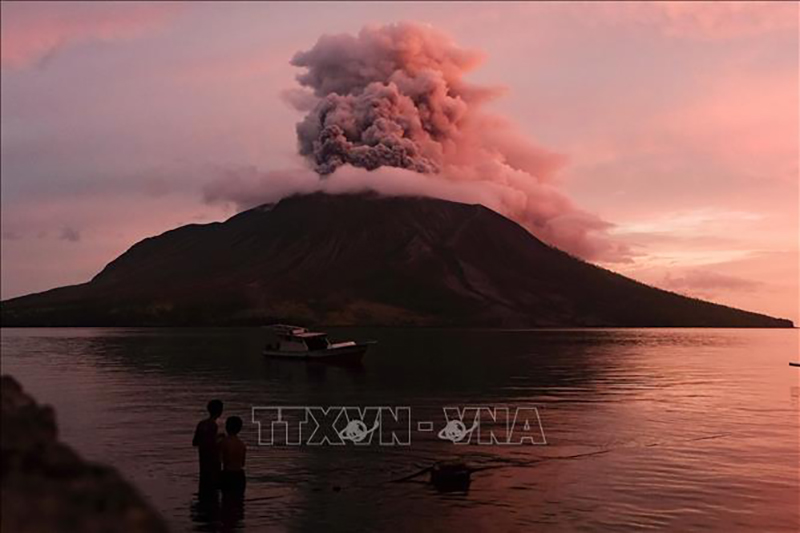 Núi lửa Ruang ở Bắc Sulawesi, Indonesia phun tro bụi chiều 19/4/2024. Ảnh: AFP/TTXVN