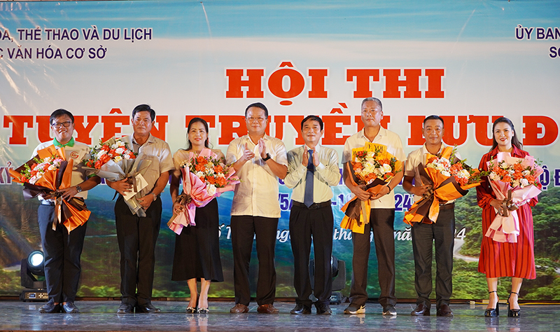  Lãnh đạo Sở Văn hóa và Thể thao, UBND huyện Bố Trạch tặng hoa, quà chúc mừng các đội tuyên truyền lưu động.