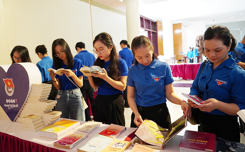 Đoàn viên tìm hiểu các đầu sách được trưng bày tại Bào tàng Tổng hợp tỉnh.