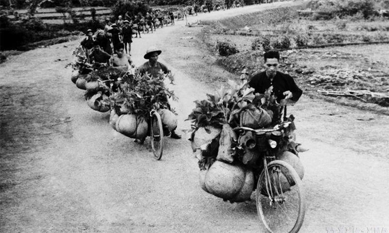 Đảng ta đã huy động được lực lượng lớn dân công thồ hàng bằng xe đạp phục vụ cho chiến dịch Điện Biên Phủ. (Ảnh tư liệu/TTXVN phát)