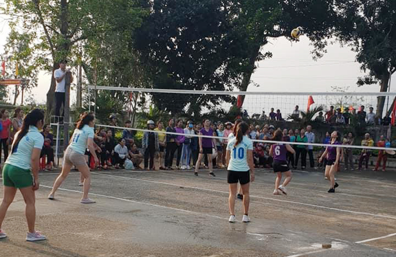 Hội viên phụ nữ xã Mai Hóa tập luyện bóng chuyền.