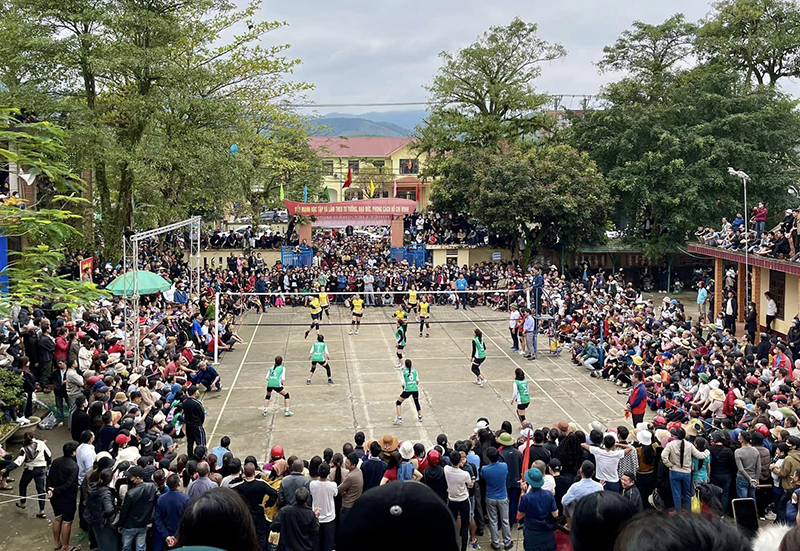 Giải bóng chuyền nữ huyện Tuyên Hóa năm 2024 thu hút đông đảo vận động viên, cổ động viên tham gia.