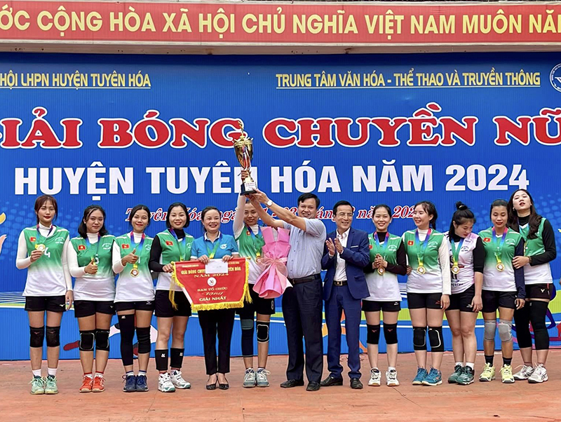 Đội bóng chuyền nữ xã Tiến Hóa đoạt chức vô địch giải bóng chuyền nữ huyện Tuyên Hóa năm 2024.
