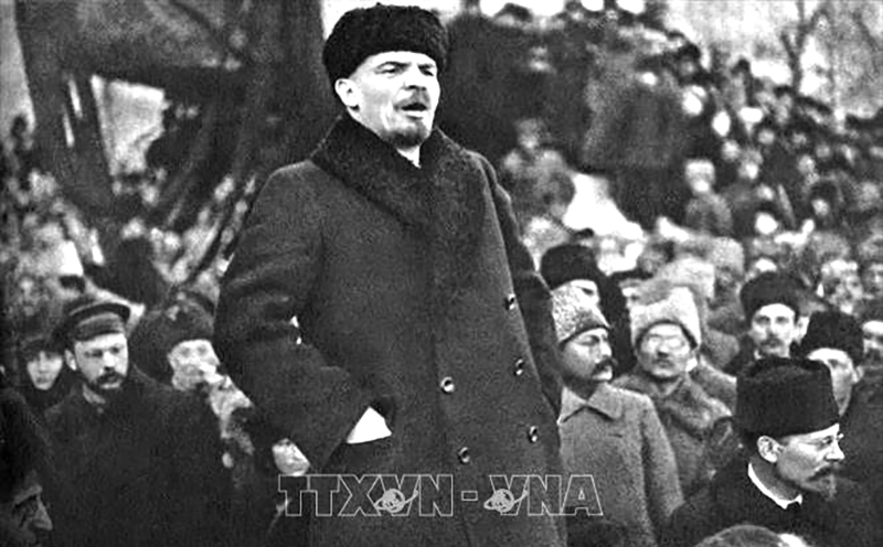  Vladimir Ilyich Lenin - lãnh tụ vĩ đại của giai cấp vô sản toàn thế giới, người sáng lập ra Quốc tế Cộng sản; đồng thời lãnh đạo nhân dân Nga tiến hành Cách mạng Tháng Mười Nga, lập ra Nhà nước công nông đầu tiên trên thế giới do Đảng của giai cấp vô sản lãnh đạo. Ảnh: Tư liệu TTXVN phát