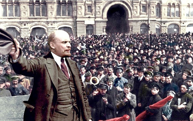 Lãnh tụ V.I.Lênin trực tiếp lãnh đạo nhân dân Nga thực hiện thành công Cách mạng Tháng Mười năm 1917. Ảnh tư liệu 