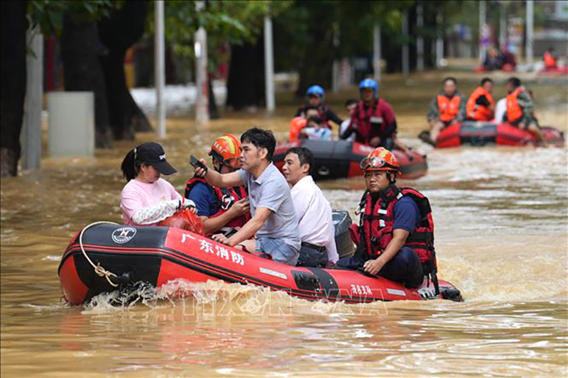 Lực lượng cứu hộ sơ tán người dân khỏi vùng ngập lụt tại thành phố Mậu Danh, tỉnh Quảng Đông, Trung Quốc, ngày 21/10/2023. Ảnh tư liệu: AFP/TTXVN