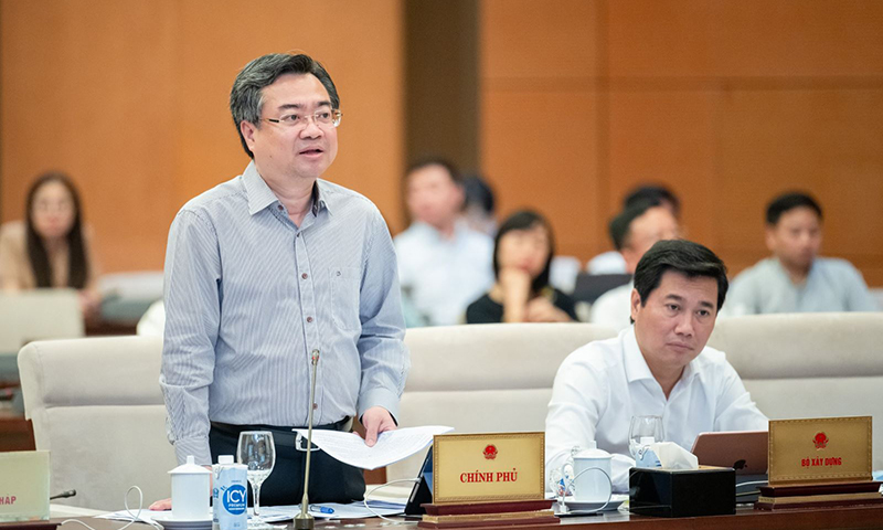 Bộ trưởng Bộ Xây dựng Nguyễn Thanh Nghị trình bày tờ trình tại phiên họp.