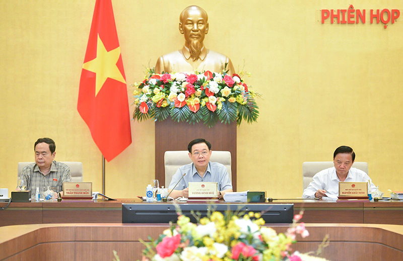  Chủ tịch Quốc hội Vương Đình Huệ phát biểu tại phiên họp.