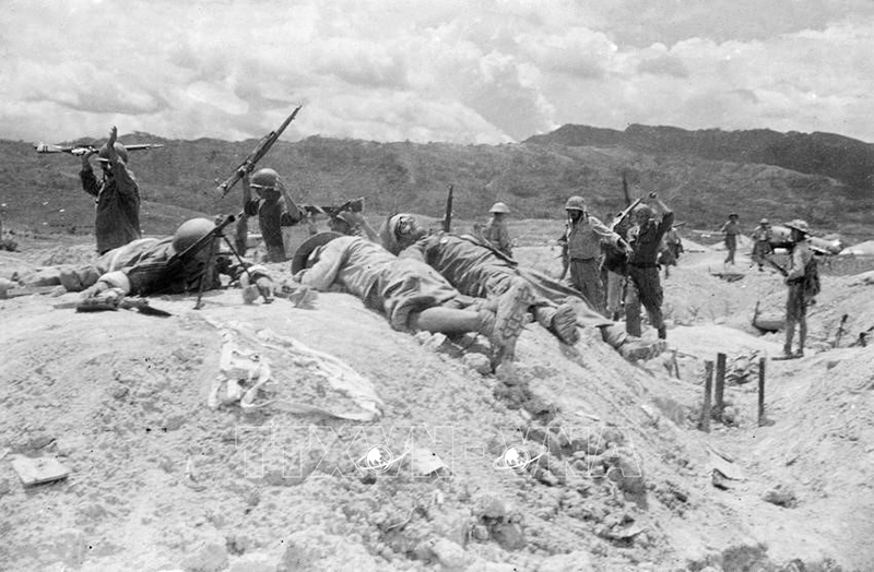 Ngày 22-4-1954, cứ điểm 206 thuộc tuyến phòng ngự ngoại vi bảo vệ khu trung tâm tập đoàn cứ điểm và sân bay Mường Thanh, bị quân ta tiêu diệt. Quân địch sống sót giơ tay xin hàng. Ảnh tư liệu: TTXVN