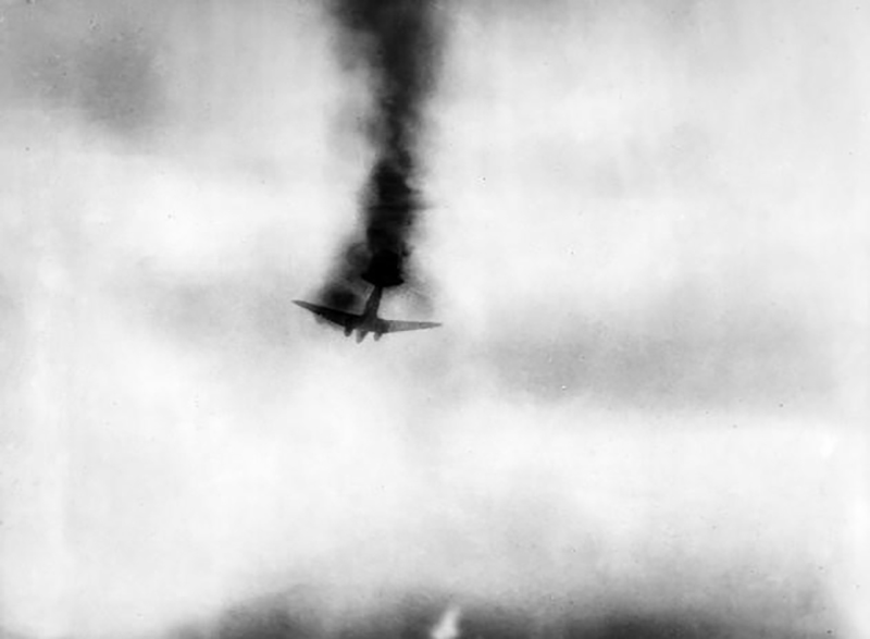 Một trong số 62 máy bay Pháp bị lực lượng phòng không của ta bắn rơi, bốc cháy trên bầu trời Điện Biên Phủ. Ảnh tư liệu: TTXVN