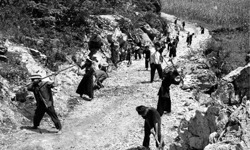  Thanh niên xung phong phá đá, mở rộng đường qua núi. Ảnh tư liệu: TTXVN 
