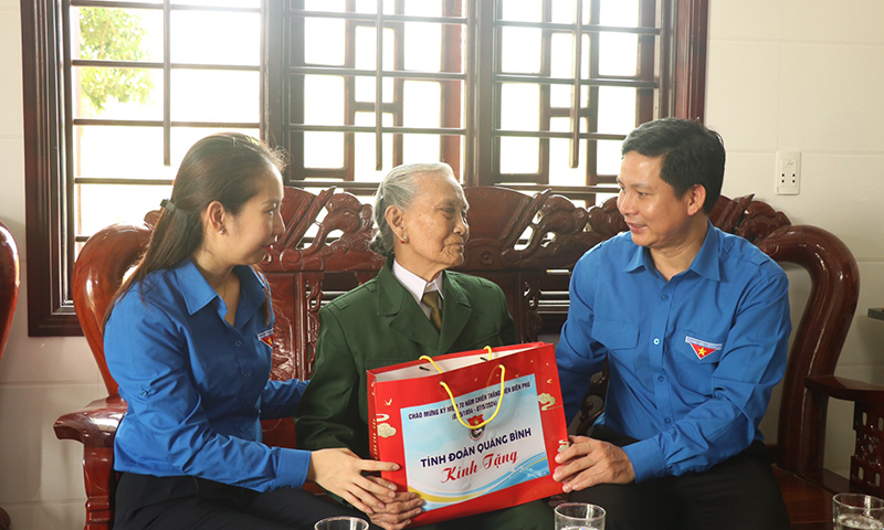 Đặng Đại Bàng, Bí thư Tỉnh đoàn tặng quà cho cựu chiến binh tham gia chiến đấu tại Điện Biên Phủ.