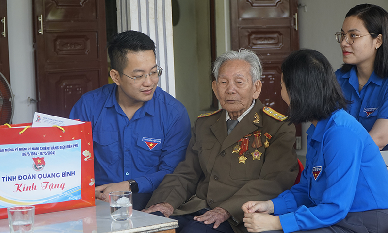 Đồng chí Đinh Trung Hiếu, Phó Bí thư Tỉnh đoàn tặng quà cho cựu chiến binh tham gia chiến đấu tại Điện Biên Phủ.