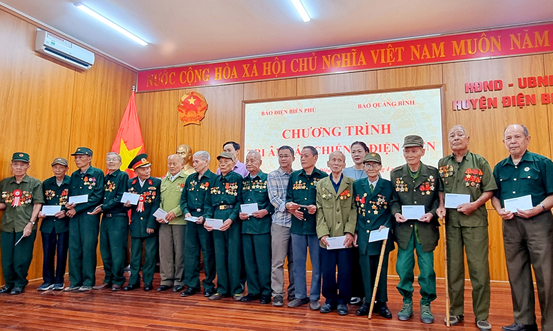 Trao quà tri ân các cựu chiến sĩ Điện Biên