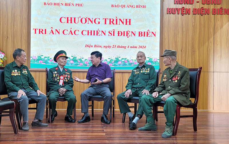 Giao lưu với các cựu chiến sĩ Điện Biên Phủ về chiến thắng lịch sử 70 năm trước