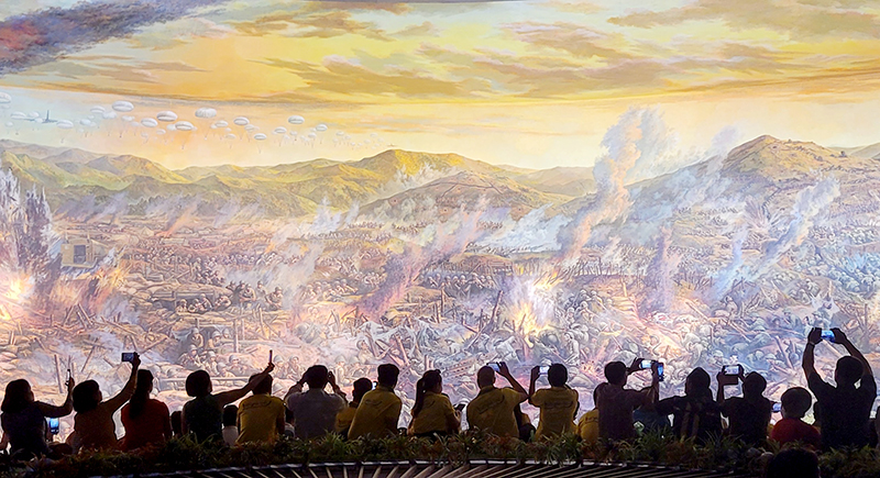 Thăm bức tranh Panorama tái hiện lại 55 ngày đêm chiến dịch Điện Biên Phủ