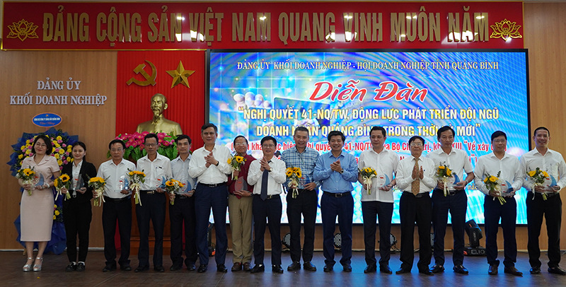 Các đồng chí lãnh đạo tỉnh và Đảng ủy Khối DN tỉnh tặng hoa cho các doanh nhân có nhiều đóng góp trong công tác xây dựng và phát triển tổ chức đảng, đoàn thể tại DN.