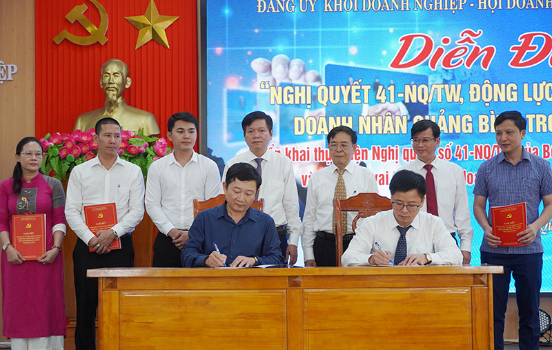 Đại diện lãnh đạo Đảng ủy Khối DN tỉnh ký cam kết thành lập tổ chức đảng, đoàn thể với các DN.