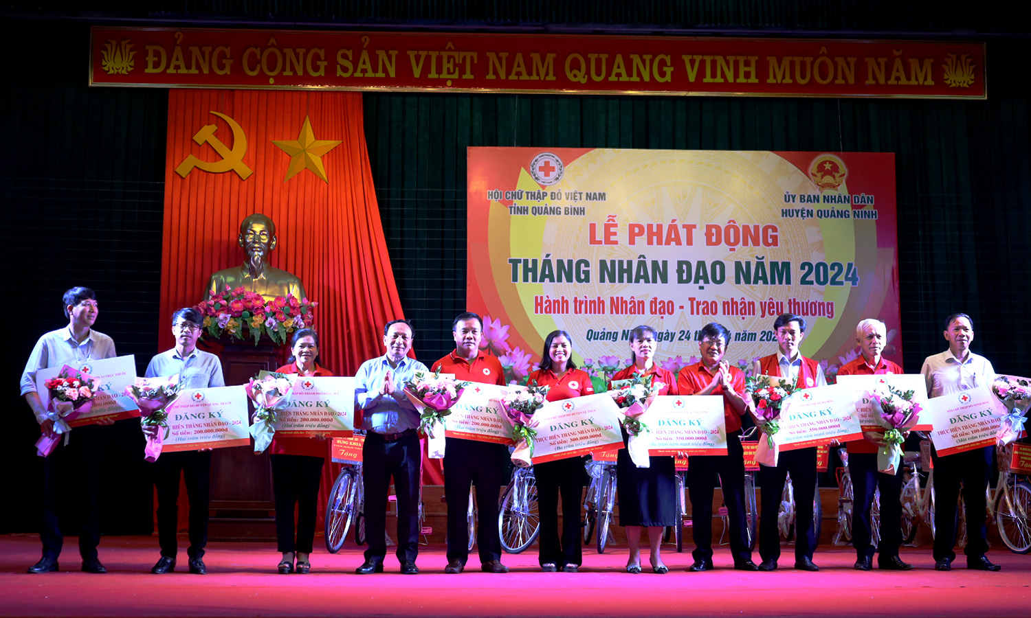 Đồng chí Phó Bí thư Thường trực Tỉnh ủy Trần Hải Châu và lãnh đạo Hội CTĐ tỉnh trao  biển tượng trưng đăng ký thực hiện Tháng Nhân đạo cho Hội CTĐ các địa phương và đơn vị trực thuộc. 