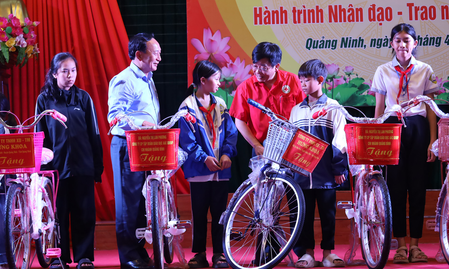 Đồng chí Phó Bí thư Thường trực Tỉnh ủy Trần Hải Châu trao xe đạp cho các em học sinh có hoàn cảnh đặc biệt khó khăn. 