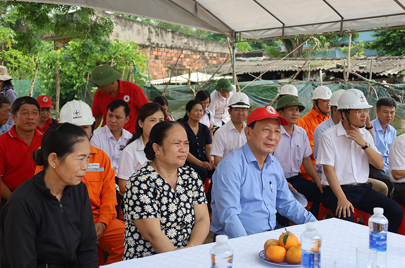 Đồng chí Phó Bí thư Thường trực Tỉnh ủy Trần Hải Châu và các đại biểu dự lễ khởi công. 