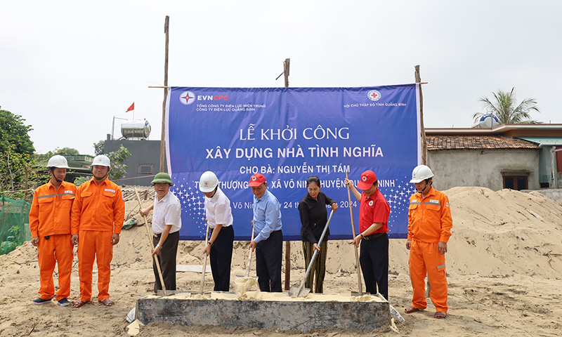 Khởi công nhà nhân ái cho hộ gia đình bà Nguyễn Thị Tám ở xã Võ Ninh, Quảng Ninh. 
