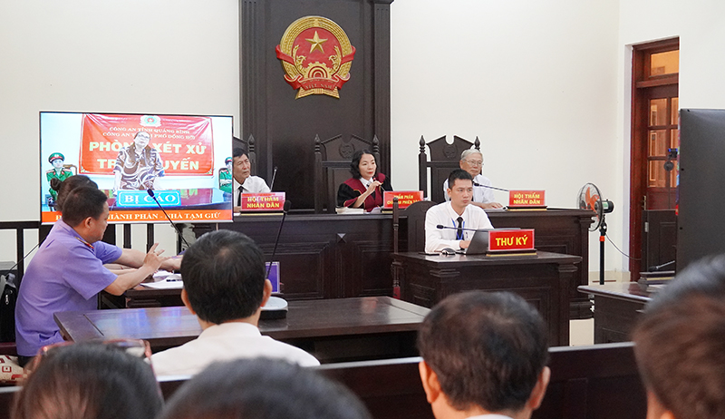 Phiên tòa xét xử Nguyễn Thu Hằng được tổ chức trực tuyến.