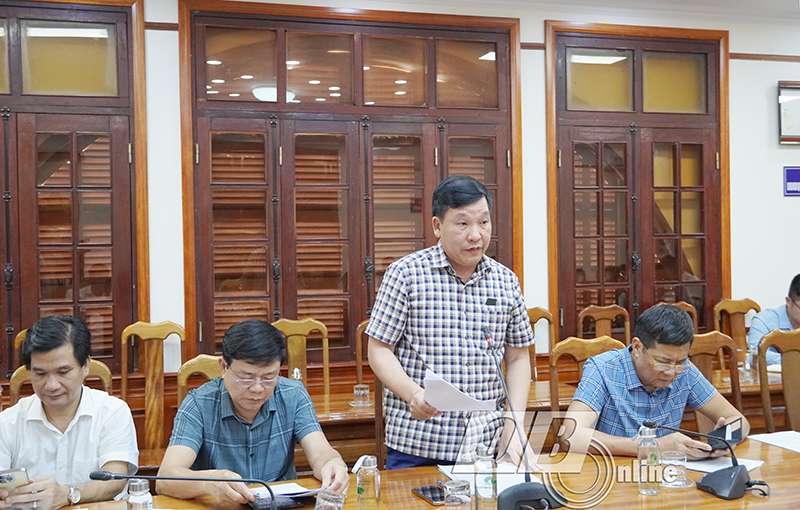 Lãnh đạo UBND huyện Quảng Trạch phát biểu tại cuộc họp.