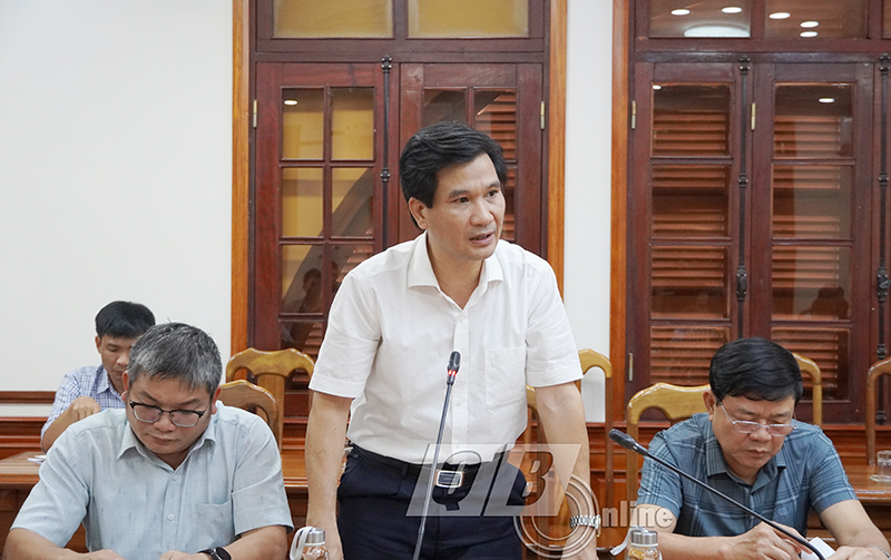 Lãnh đạo UBND huyện Lệ Thủy phát biểu tại cuộc họp.