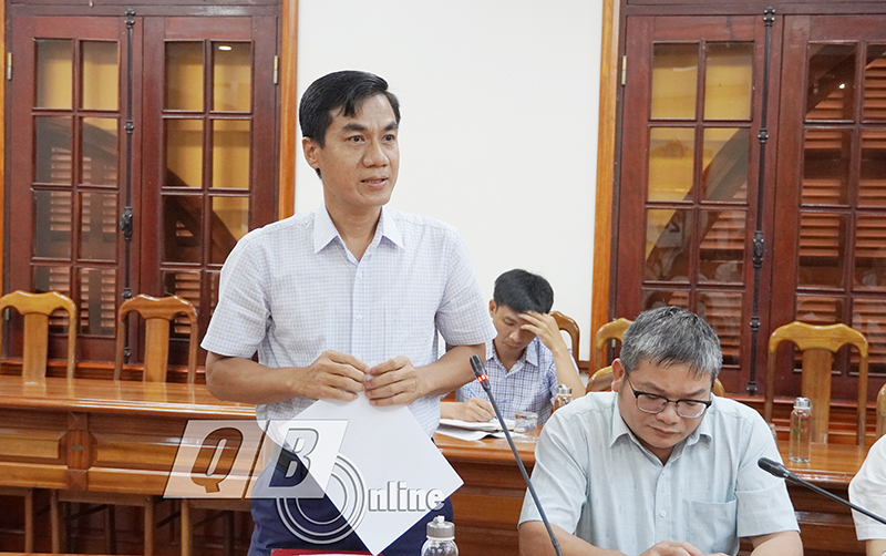 Đại diện lãnh đạo UBND huyện Quảng Ninh phát biểu tại cuộc họp.