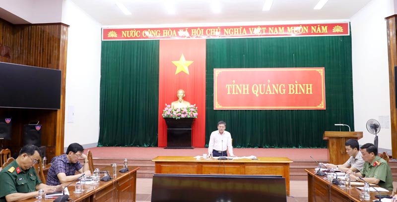 Đồng chí Phó Chủ tịch UBND tỉnh Phan Phong Phú phát biểu chỉ đạo tại cuộc họp.