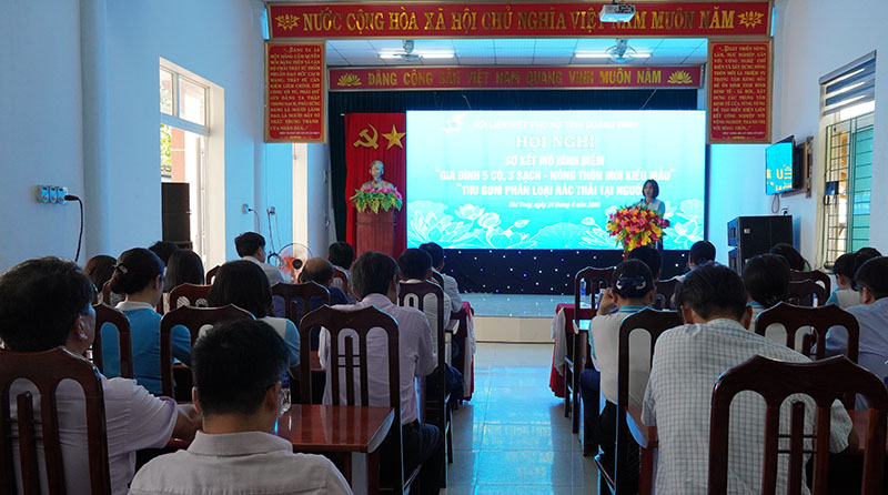 Đồng chí Chủ tịch Hội LHPN tỉnh Diệp Thị Minh Quyết phát biểu tại hội nghị.
