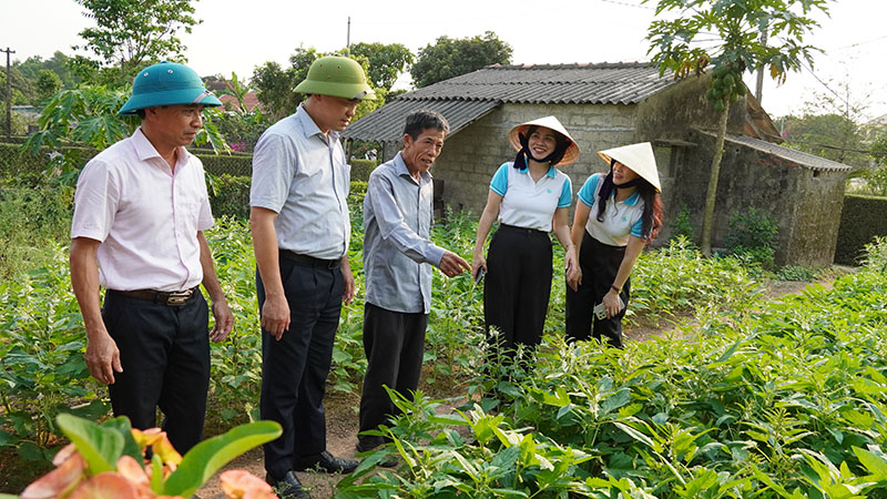 Các đại biểu tham quan một số gia đình tiêu biểu triển khai mô hình hiệu quả tại thôn Xuân Lai.