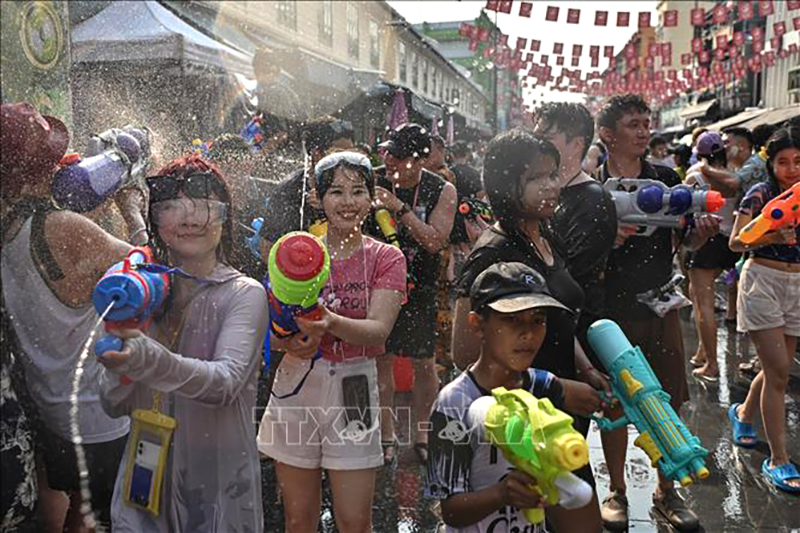 Người dân tham gia lễ hội té nước Songkran ở Bangkok, Thái Lan ngày 12/4/2024. Ảnh: AFP/TTXVN