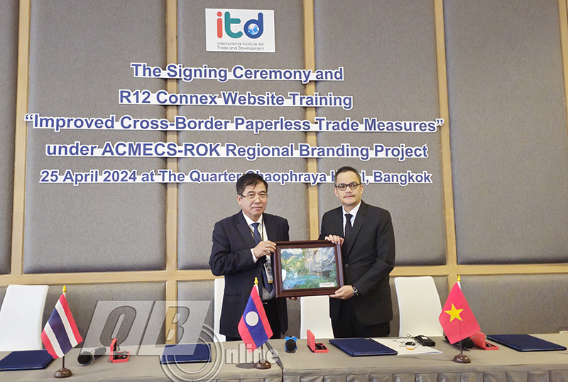 Đồng chí Phó Chủ tịch Thường trực UBND tỉnh Đoàn Ngọc Lâm tặng quà lưu niệm cho ông Sụ-pha-kịt Chạ-rơn-kun, Giám đốc ITD.