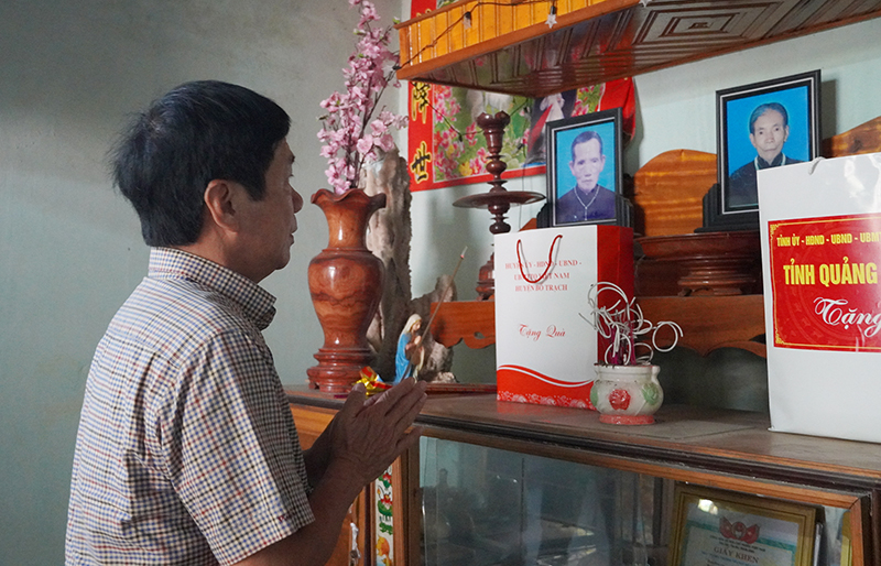 Đồng chí Phó Chủ tịch Thường trực HĐND tỉnh Nguyễn Công Huấn thắp hương tưởng nhớ liệt sĩ Lê Hiền.