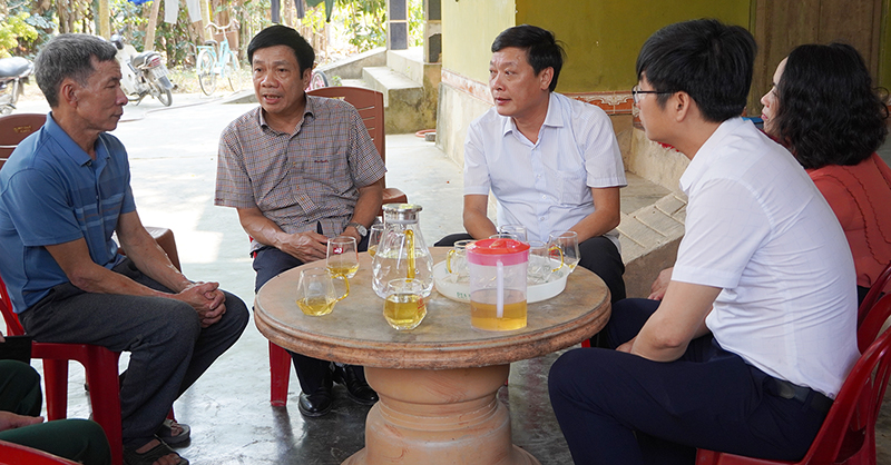 Đồng chí Phó Chủ tịch Thường trực HĐND tỉnh Nguyễn Công Huấn thăm hỏi tình hình sức khỏe, cuộc sống gia đình liệt sĩ Lê Hiền.