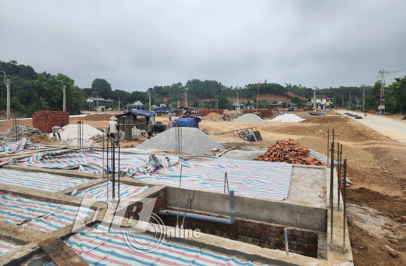 Các khu tái định cư của huyện Quảng Trạch đều đã giao đất cho người dân, có 18 hộ dân đã xây dựng nhà ở tại khu tái định cư.