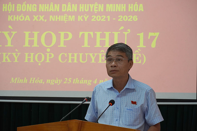 Đồng chí Bí thư huyện ủy, Chủ tịch HĐND huyện Minh Hóa Bùi Anh Tuấn phát biểu tại kỳ họp.