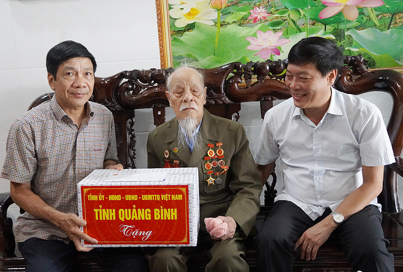 Đồng chí Phó Chủ tịch Thường trực HĐND tỉnh Nguyễn Công Huấn thăm hỏi, tặng quà cựu chiến binh Đỗ Xuân Tịch.