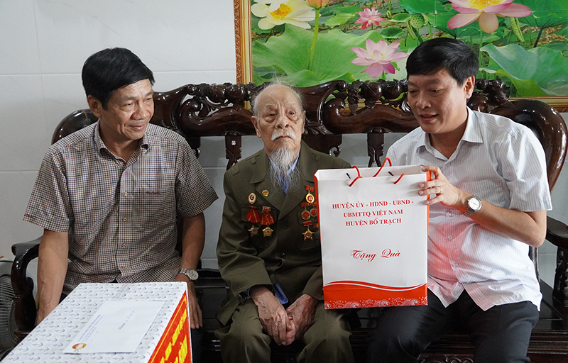 Lãnh đạo huyện Bố Trạch tặng quà cho cựu chiến binh Đỗ Xuân Tịch.