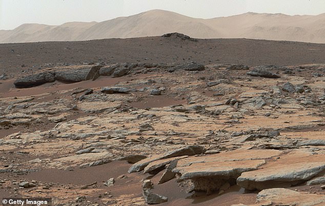 Tàu thăm dò Curiosity có thể giải phóng khí metan khi nó làm nứt bề mặt đất đá của miệng núi lửa Gale. Ảnh: Getty Images