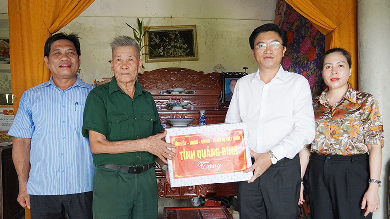 Đồng chí Trương An Ninh tặng quà cựu thanh niên xung phong, dân công hỏa tuyến Phạm Chương.