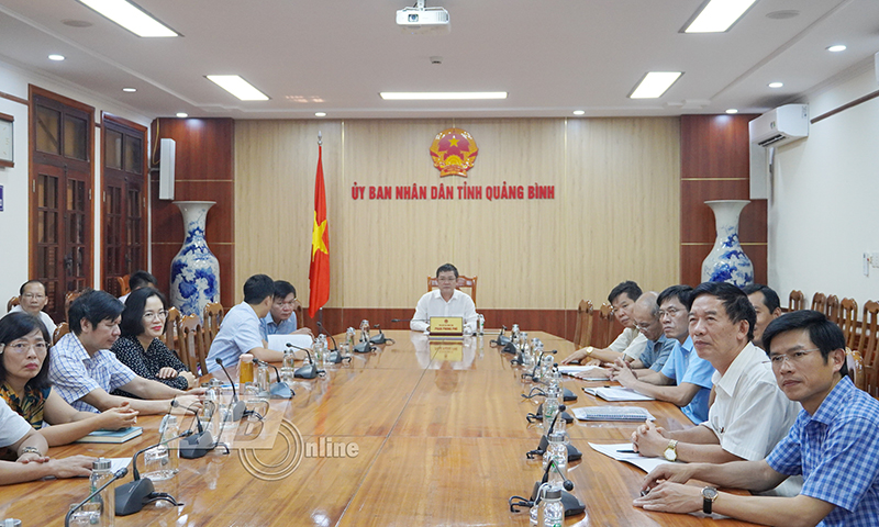 Đồng chí Phó Chủ tịch UBND tỉnh Phan Phong Phú và các đại biểu dự hội nghị tại điểm cầu tỉnh Quảng Bình..