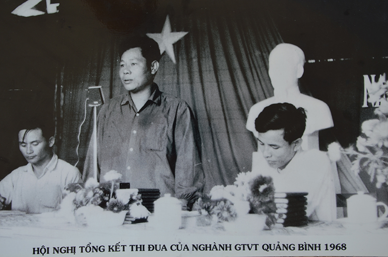 Ông Lại Văn Ly, Trưởng ty GTVT Quảng Bình (người đứng) phát biểu tại hội nghị thi đua của ngành GTVT Quảng Bình, năm 1968. Ảnh: Tư liệu