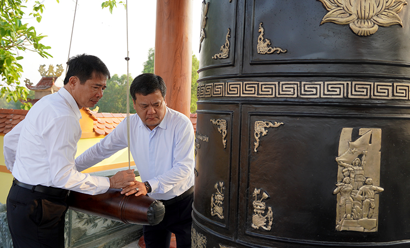 Đồng chí Bí thư Thành ủy Trần Phong và Chủ tịch UBND thành phố Hoàng Ngọc Đan thỉnh chuông tại Nghĩa trang liệt sỹ thành phố.