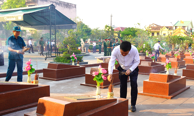 Đồng chí Bí thư Thành ủy Đồng Hới Trần Phong dâng hương lên các phần mộ liệt sỹ. 