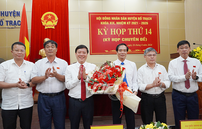 Các đồng chí lãnh đạo huyện Bố Trạch tặng hoa chúc mừng tân Chủ tịch UBND huyện Bố Trạch Hoàng Minh Thái.