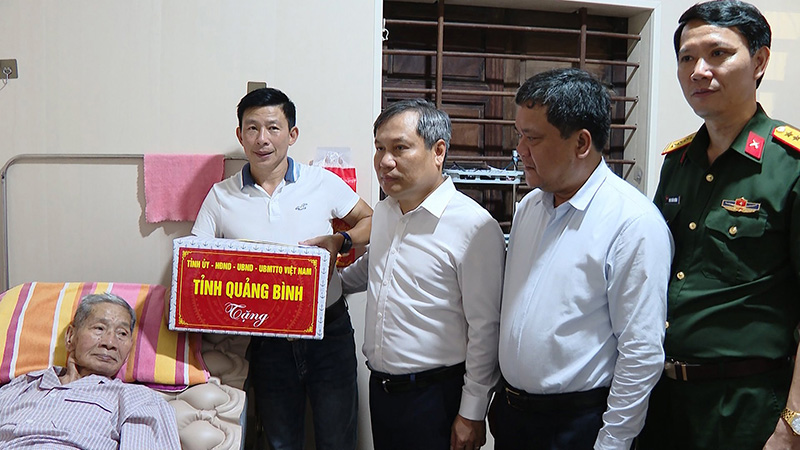 Đồng chí Bí thư Tỉnh ủy và các thành viên đoàn tặng quà Chiến sĩ Điện Biên Lê Văn Sâm
